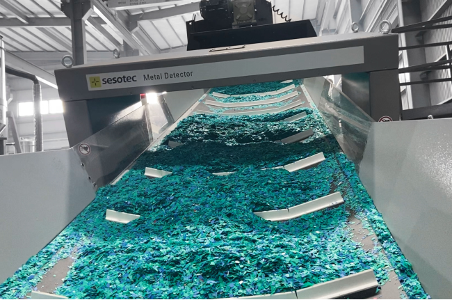 Belt conveyor helps the feeding of plastic waste